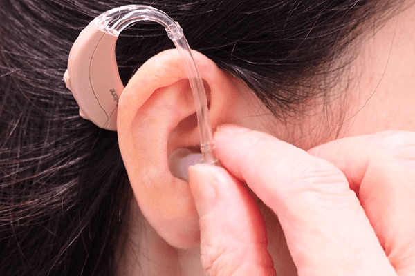 耳かけ式補聴器装着手順01