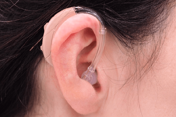 耳かけ式補聴器装着手順01